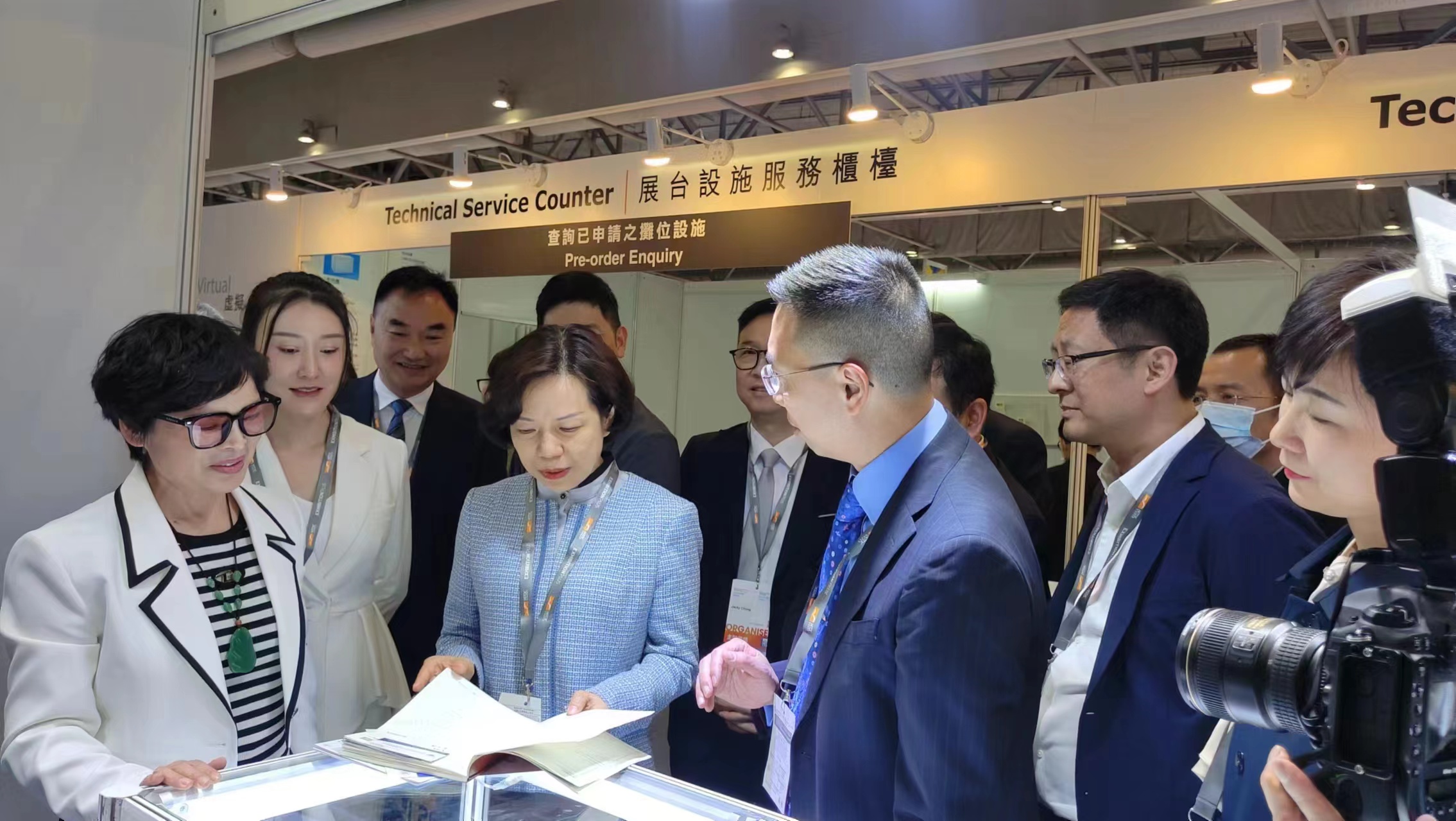 河南副省长王敏视察香港珠宝展会河南展区，为本地珠宝产业注入强大动力